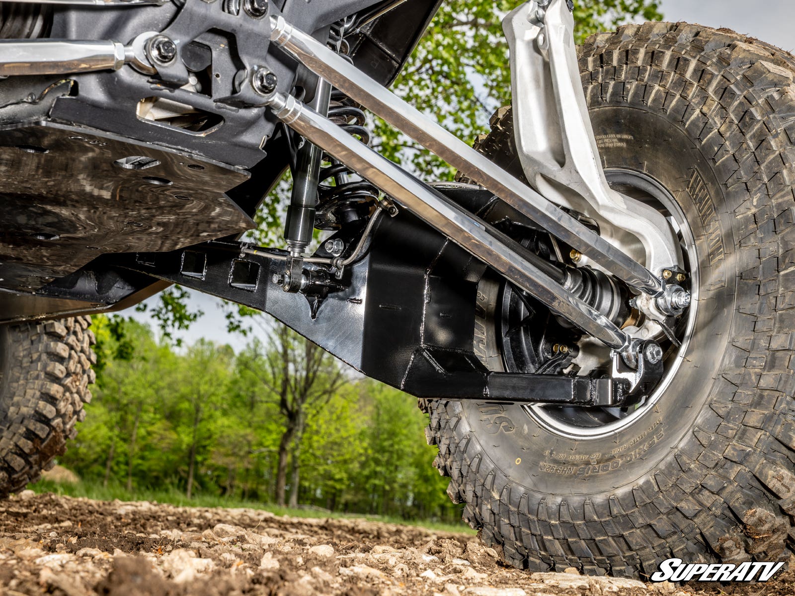 SuperATV Can-Am Maverick X3 64" à bras oscillants arrière à garde au sol élevée